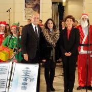 el alcalde de Málaga, Francisco de la Torre junto a Marisa Zafra, directora de ESAEM y Cristina Romero, profesora de canto