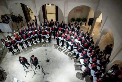 La Coral de ESAEM inaugura la Navidad en el Teatro Cervantes y el Museo Carmen Thyssen