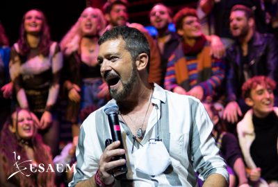 antonio-banderas-esaem-canta